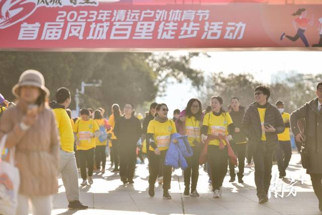 本次徒步活动吸引了超过3000名来自全国各地和港澳地区的选手参加。南方+记者 曾亮超 摄 本次徒步活动吸引了超过3000名来自全国各地和港澳地区的选手参加。南方+记者 曾亮超 摄