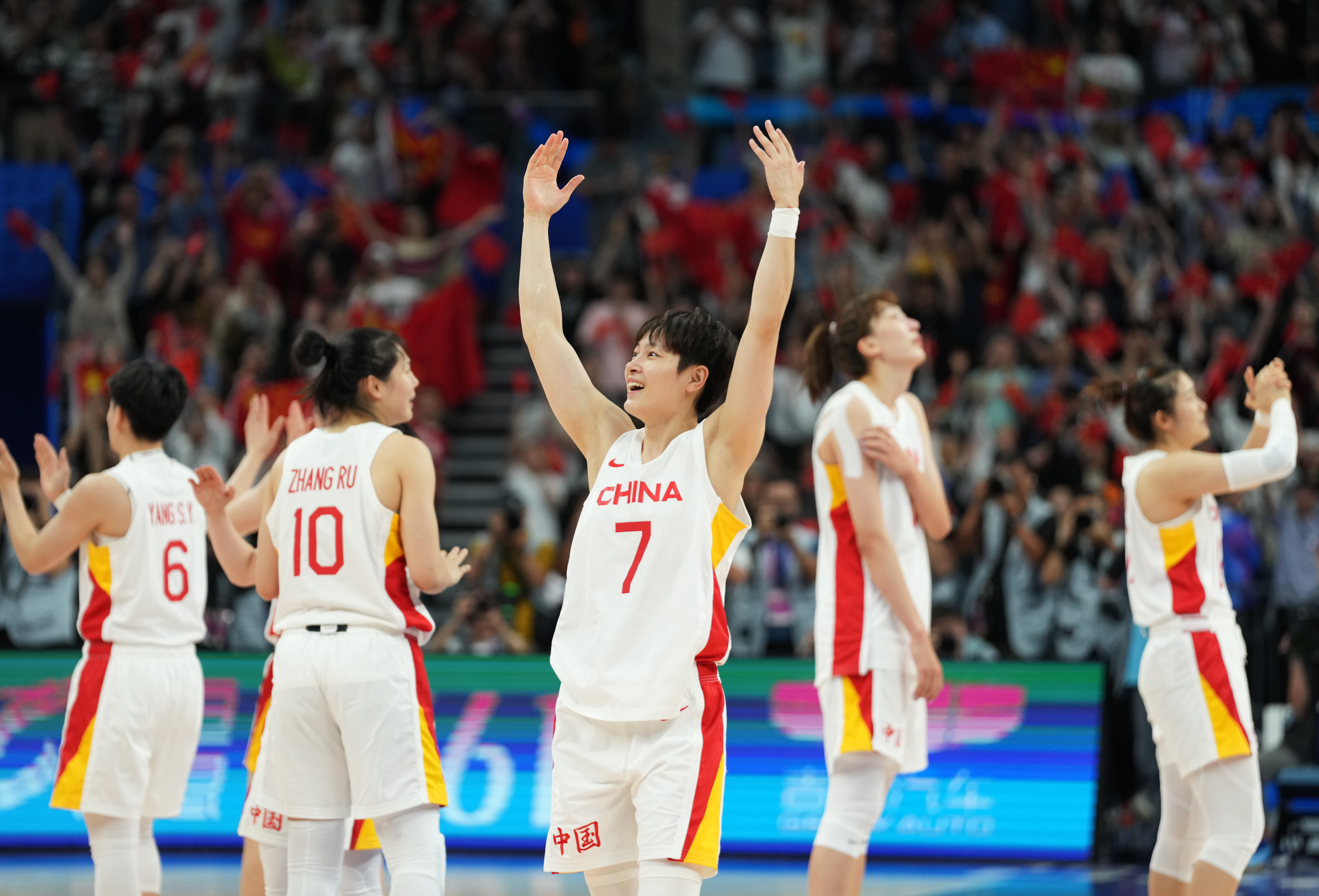 杨力维（中）.JPG