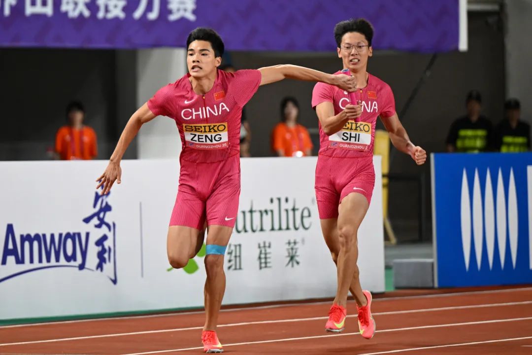 第一棒选手施君豪(右)与第二棒选手曾克理在比赛中交接棒.JPG