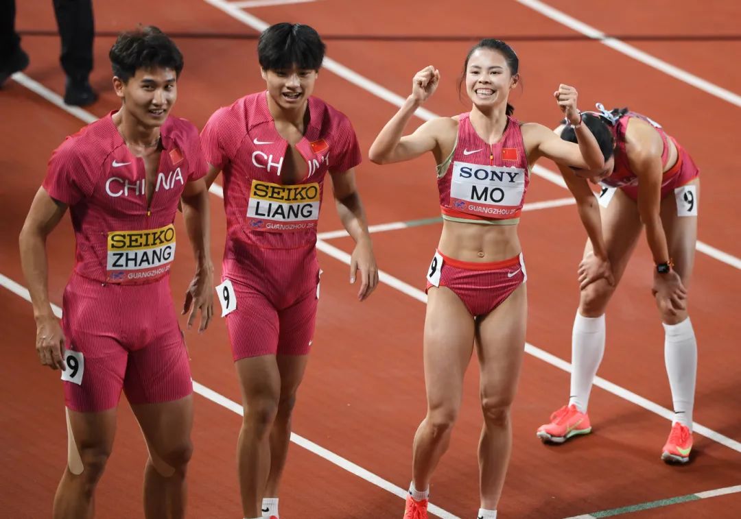 张起宁、梁宝棠、莫家蝶(从左至右)在赛后庆祝.JPG